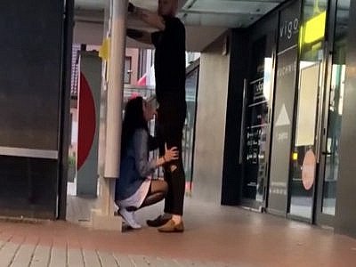 Elle le suce en attendant le bus