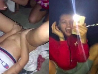 Une fille se fait lécher par ses copines sur une plage