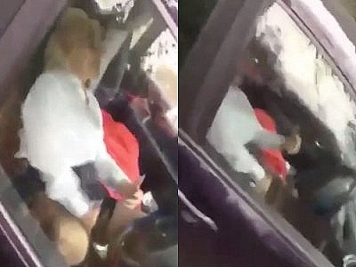 Une vieille se masturbe dans une voiture