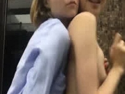 Deux jeunes russes jouent les chaudasses sur TikTok