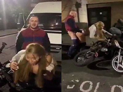 Il baise une meuf sur une moto stationnée dans la rue
