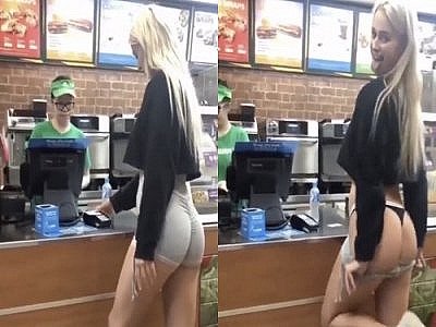 Une blonde montre ses fesses à la caisse