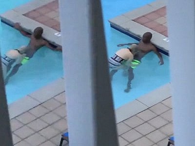 Jaqueline suce son gigolo dans la piscine de l'hotel