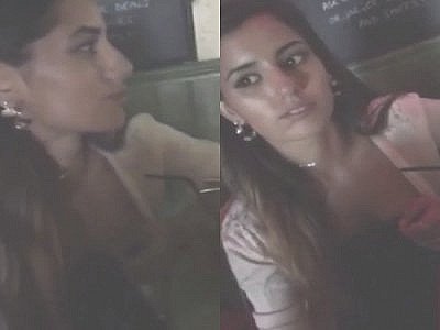 Une très belle brune branle son mec dans un restaurant