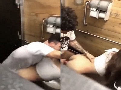 Bonne baise dans les toilettes d'un restaurant