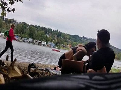 Elle suce son mec en plein air et elle se fout des passants