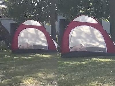 Ils baisent dans une tente, sous le regard des passants