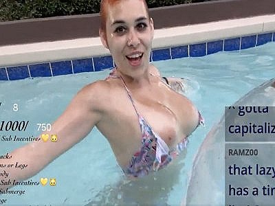 La streameuse Kitty_cass_ se retrouve seins nus (accidentellement) et se fait bannir de Twitch