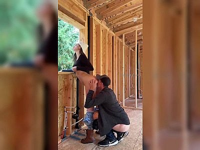 Elle se fait bouffer le cul en plein air