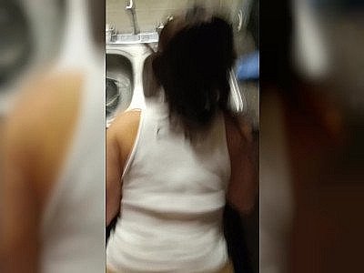 Il l'a baise pendant qu'elle fait la vaisselle