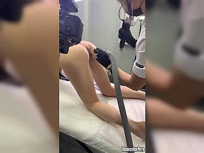 Une fille se fait retirer un tatouage, sur son anus