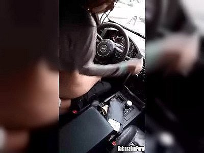 Elle chevauche son mec pendant qu'il est en train de conduire