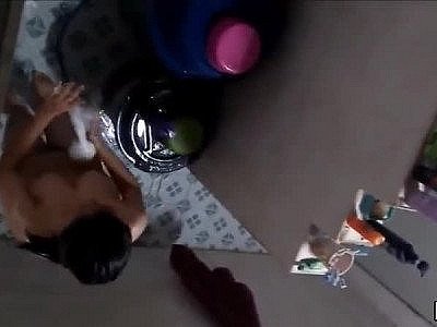 Un pervers filme sa soeur sous la douche