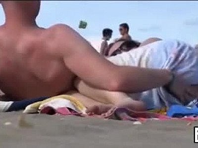 Doigts et fellation sur une plage nudiste
