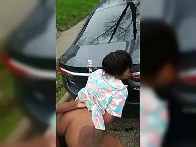 En plein jour, une black se fait enculer près d'une voiture