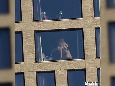 Un touriste filme une partie à trois dans une chambre d'hôtel