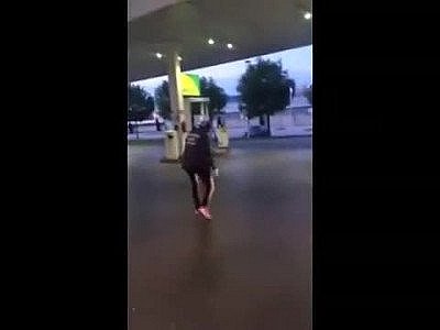 Une blonde suce un mec dans une station essence