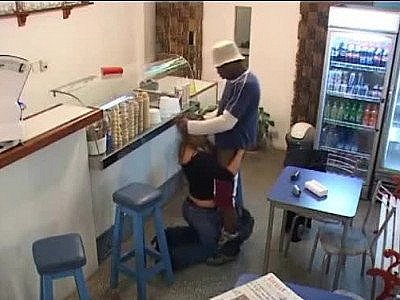 Elle le suce au milieu d'un restaurant