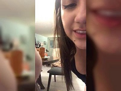 Elle lèche le cul de sa copine lors d'un live sur Snapchat