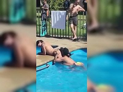 Elle lèche l'anus de sa copine dans une piscine publique