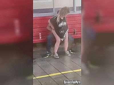 Un couple baise en plein jour dans station de RER