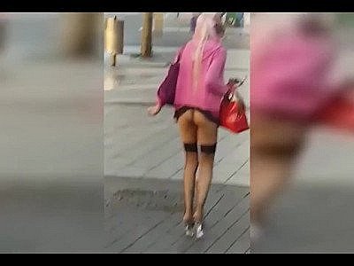 Une fille bourrée rentre chez elle les fesses à l'air