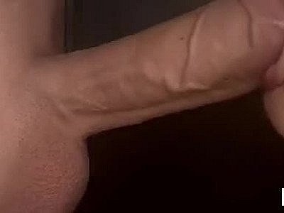 Une blonde avale une giclée de foutre