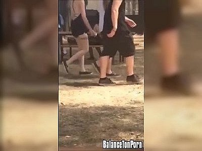 Ils baisent sur une table de picnic pendant un festival