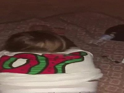 Une blonde mince se fait baiser string sur le coté