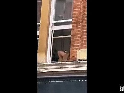 Une italienne montre ses seins pour célébrer la victoire de l'Euro