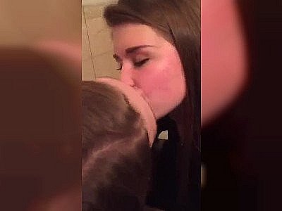 Deux filles très chaudes jouent à Action ou Vérité dans une salle de bain