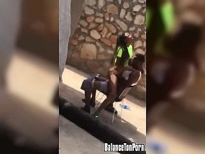 Il filme la fille du voisin qui se fait baiser sur une chaise