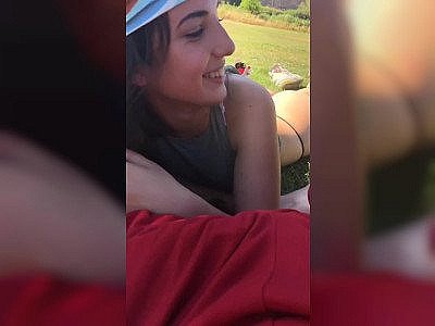 Une milf espagnole suce une queue dans un parc