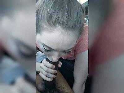 Elle le suce dans la voiture et termine avec une goutte de sperme dans son café