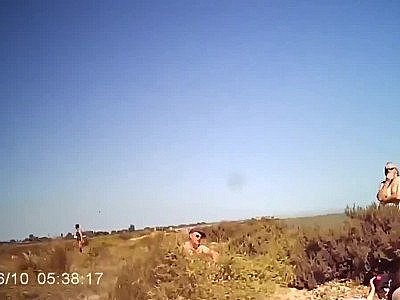 Il filme sa grosse femme pendant qu'elle taille des pipes sur une plage