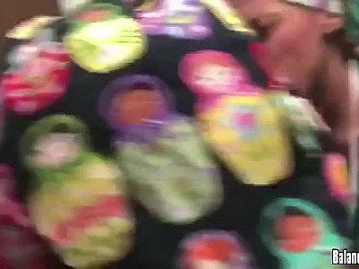 Un docteur baise une de ses infirmières