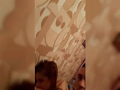 Une jeune russe se fait baiser sur le canapé de ses parents