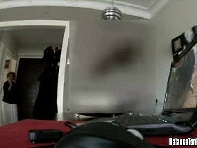 Il montre à sa belle mère comment il baise sa fille