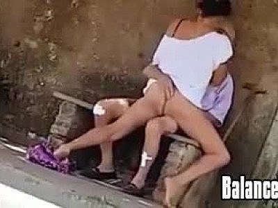 Un vieux baise une pute en pleine rue