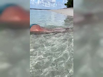 Britney Spears se montre à moitié nue sur une plage