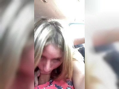 Elle suce son copain lors d'un roadtrip