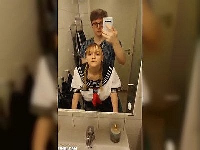 Une amatrice en cosplay de Sailor Moon se fait baiser dans les toilettes