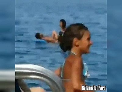 Un couple baise en pleine mer avec un matelas gonflable