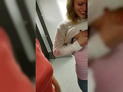 Elle fait gouter son lait maternelle à ses collègues de bureau