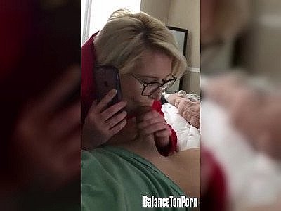 Elle le suce pendant qu'elle est au téléphone avec son mari