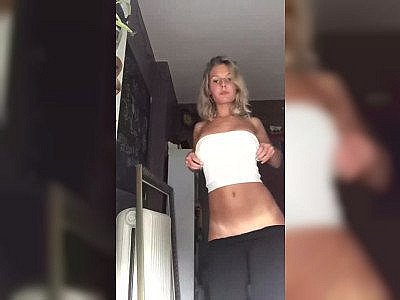 Une blonde super bonne envoie des nudes sur un site de plans cul