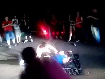 Une stripteaseuse fait une prestation très chaude sur un parking