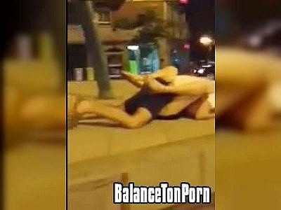 Il baise sa meuf en pleine rue