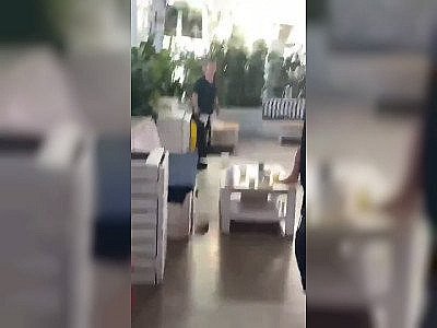 Une femme se masturbe dans un bar