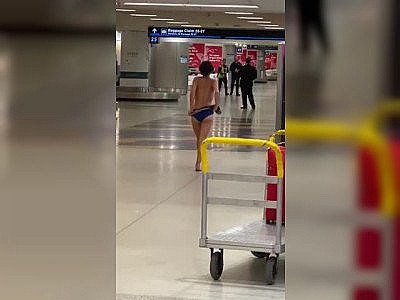 Elle se déshabille en plein terminal (Miami)